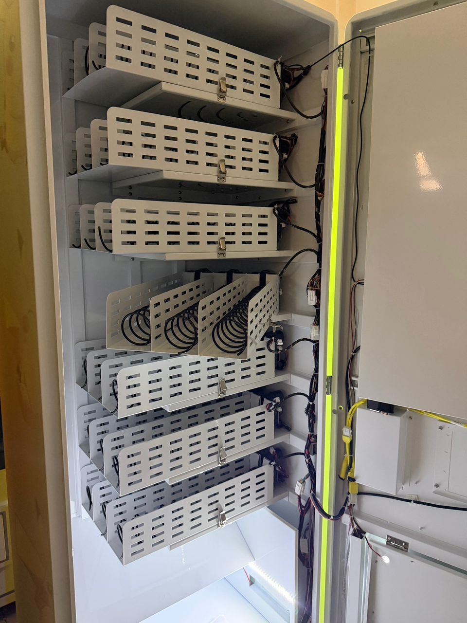 Free Standing Puff Vending Machine - 32" Screen